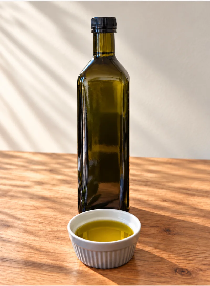 Extra vierge olijfolie in een glazen fles van 1 liter.